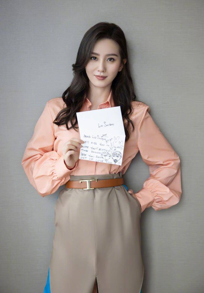 颜色 有一种美,叫刘诗诗穿衬衫!不用复杂颜色和配饰,靠气质取胜