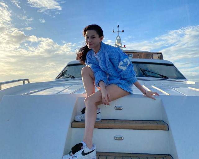 何超莲个人资产多少亿 8935a32ee85c4c118395d6f9dc11a1b1.jpeg