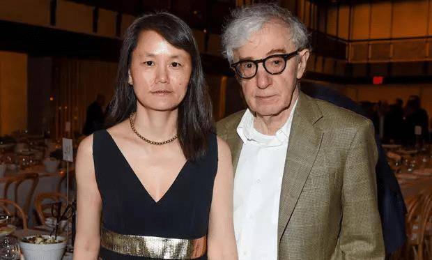 而伍迪艾伦的亲生儿子罗南·法罗,由于从小在这种家庭环境下长大,早就