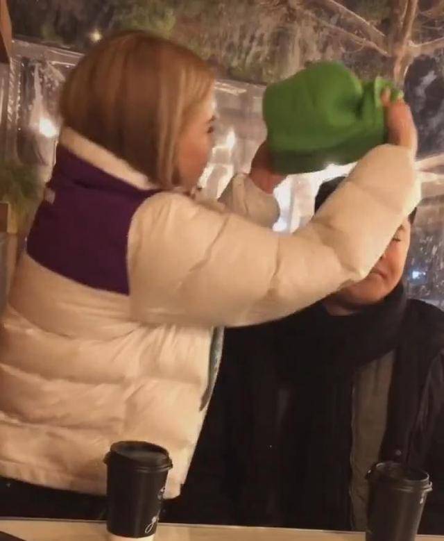 乌克兰女子送中国男友绿帽子，男友满脸尴尬，女子：爱我就戴一天