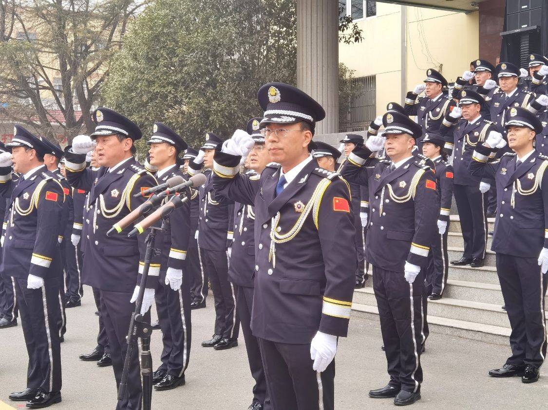 真正的人民警察为人民服务 15c39e27d3f245a2ad303e21f7cd3d86.jpeg