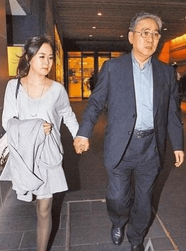 一年之后,王文洋因为分手后无法见到儿子,直接把吕安妮给告上了法庭.