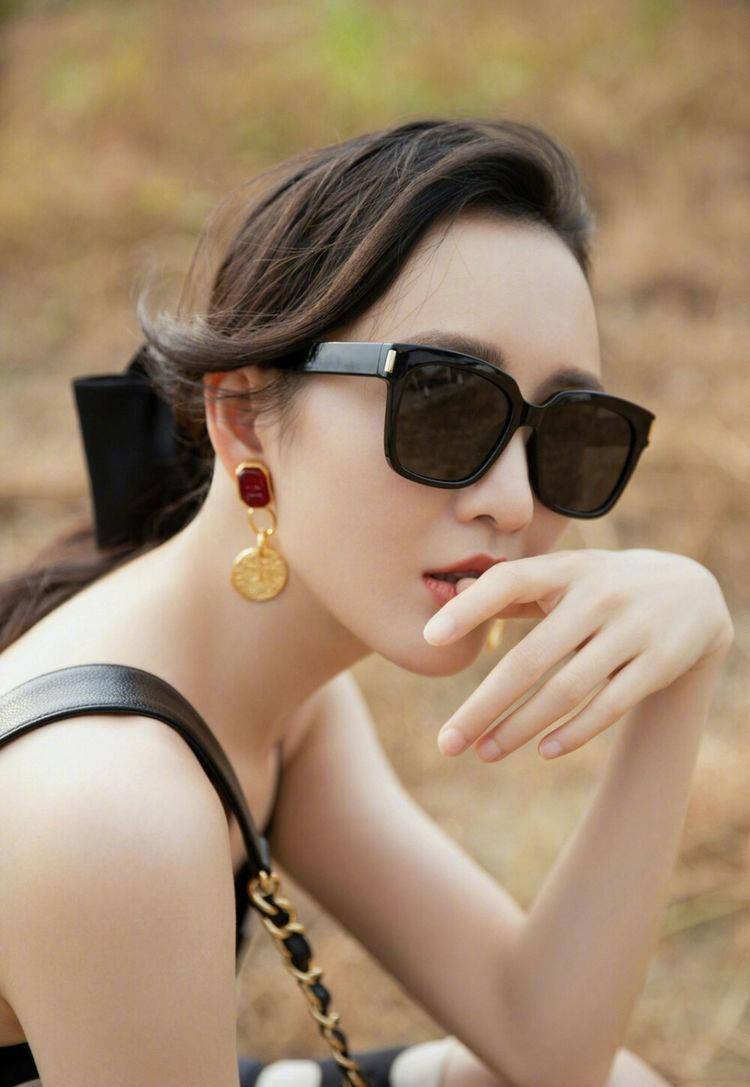 手指这些女明星的手比脸还好看，唐嫣堪称“手模”，王鸥颜美手更撩人