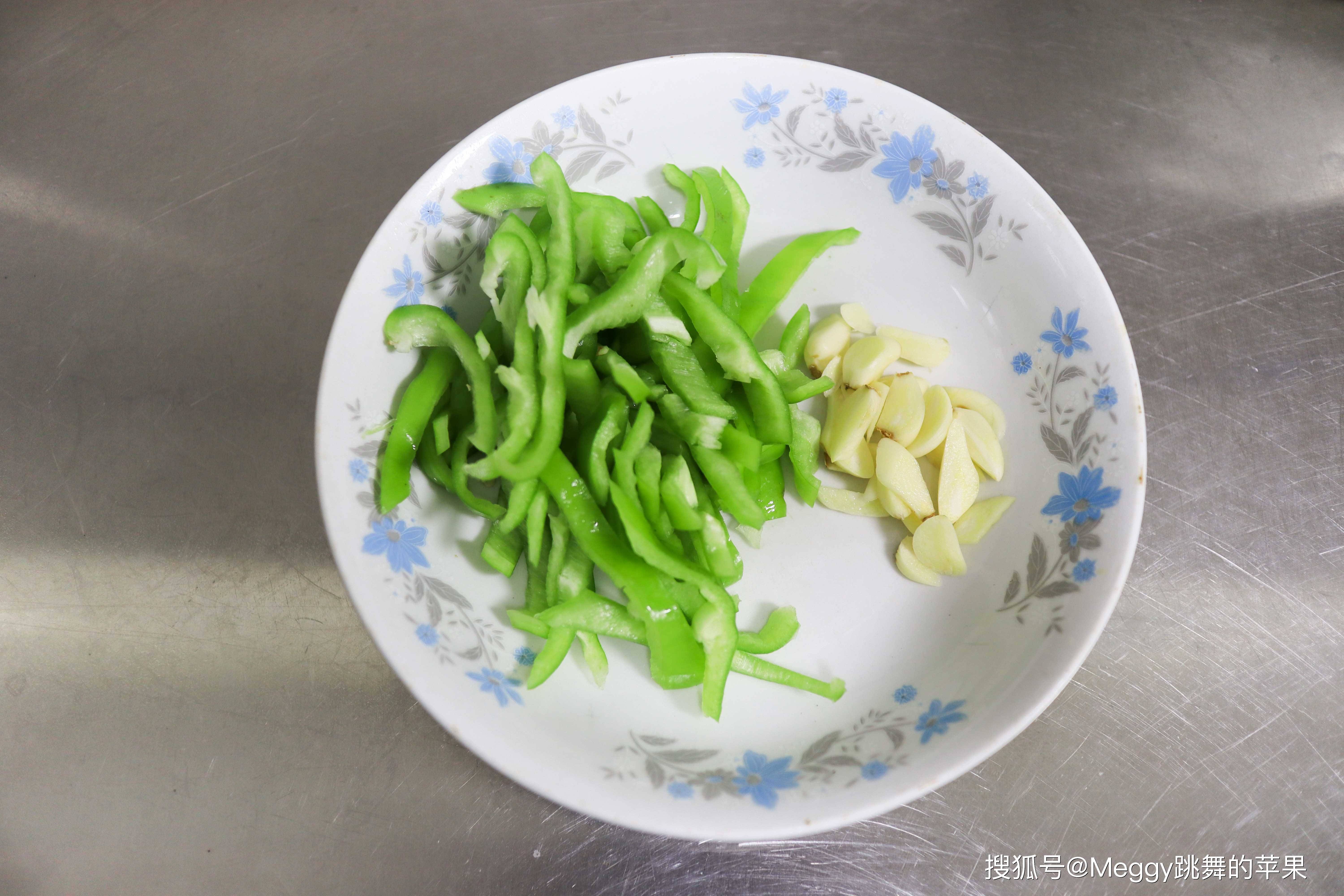 做法|用五花肉炒一盘下饭菜，香润鲜嫩百吃不厌，拌米饭夹烙饼最棒了