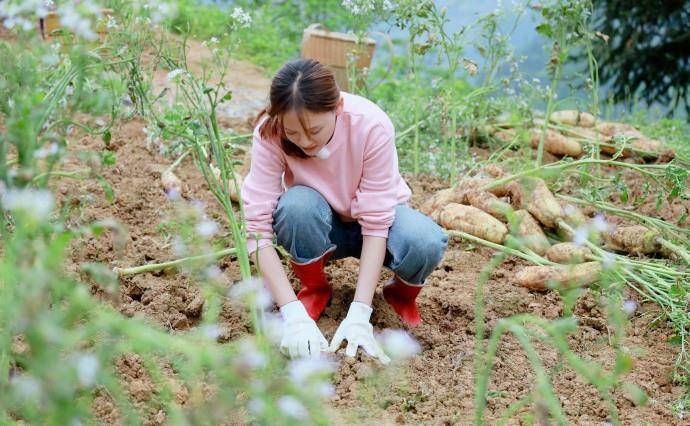 滑板 40岁陈乔恩越活越年轻，T恤麻花辫少女感溢出，说她18岁都不稀奇