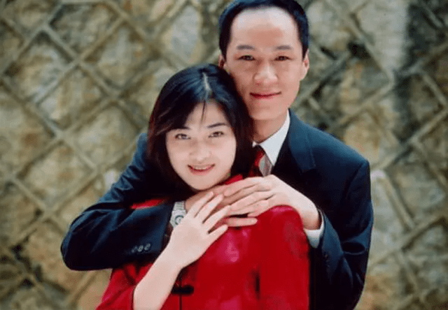 原创1994年春晚朱时茂小品中充当道具的女孩如今已经大红大紫