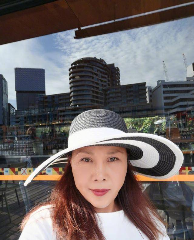 颜色田震还是铿锵玫瑰！经常换发色，喜欢到处游玩，53岁美得自由自在