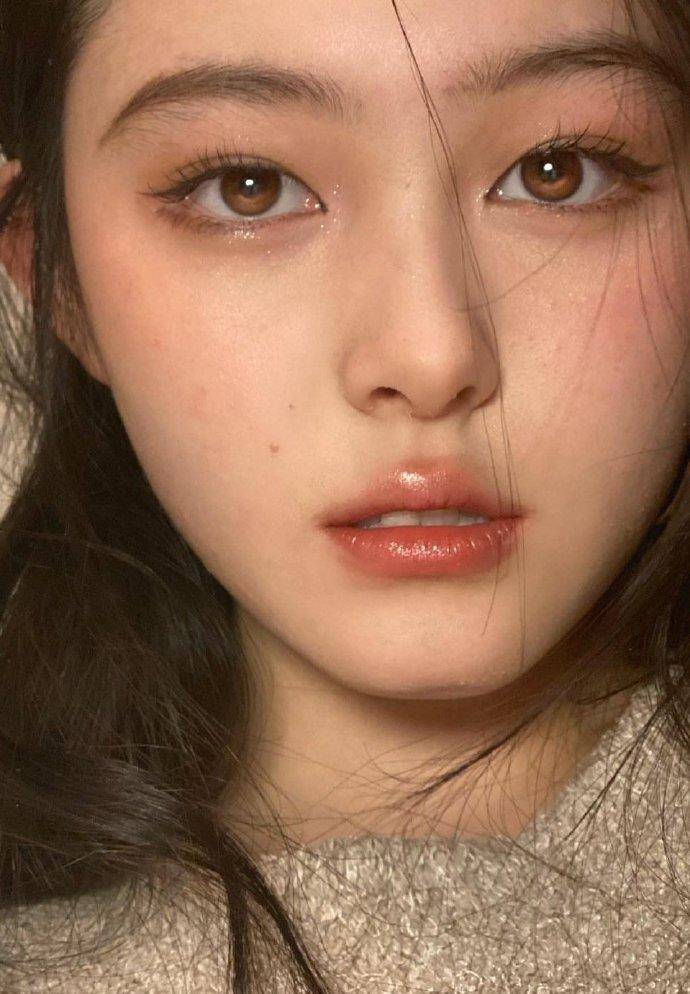 张雨绮人人都喜欢这3种双眼皮吧?笑起来太好看了