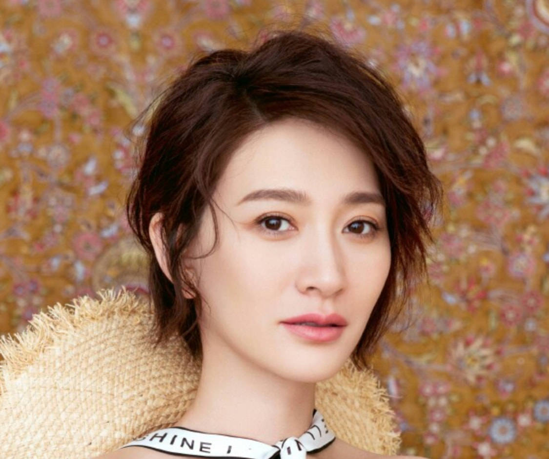 原创45岁李小冉晒照抬头皱法令纹清晰这才是女明星的人间真实