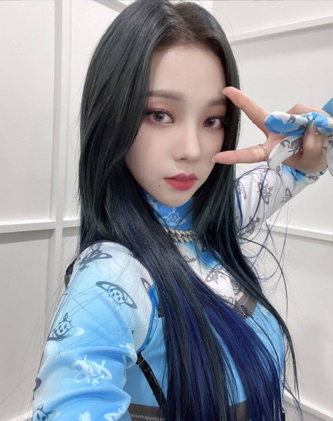 aespa粉丝连假唱都能接受,直言爱豆不是歌手,不一定