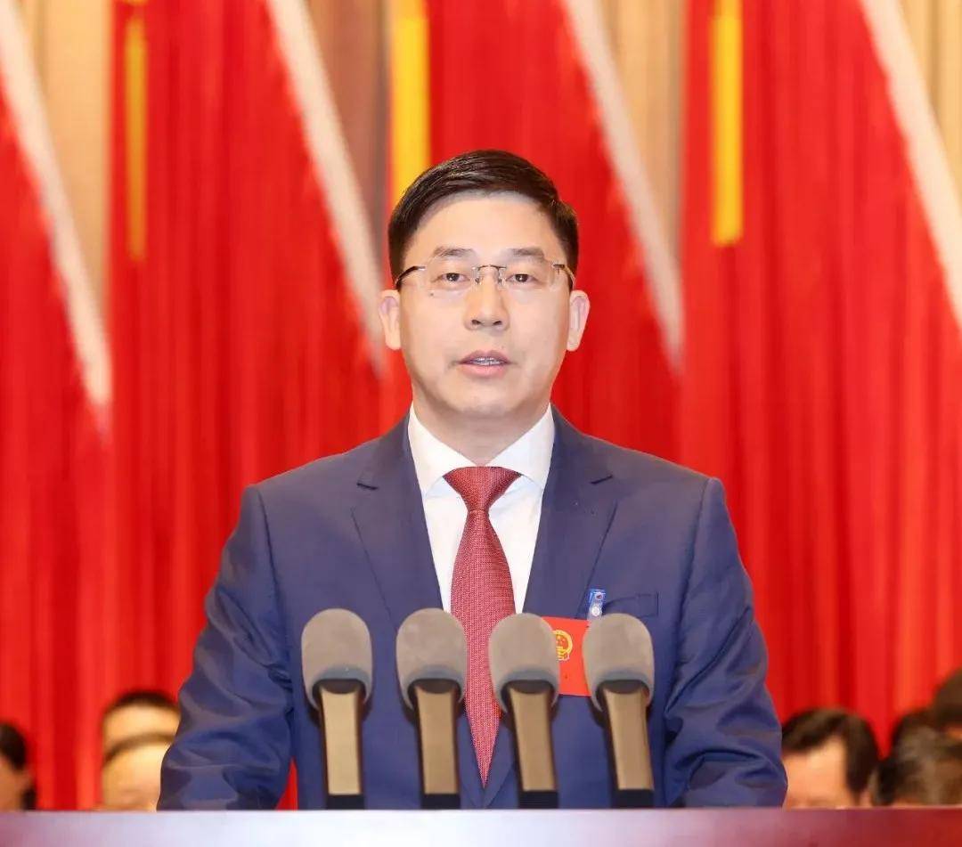 陈锋剑代表市人民政府向大会作工作报告.