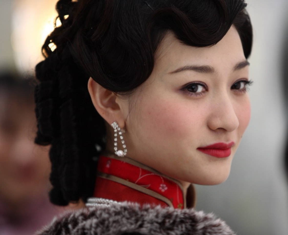 原创45岁李小冉晒照抬头皱法令纹清晰这才是女明星的人间真实