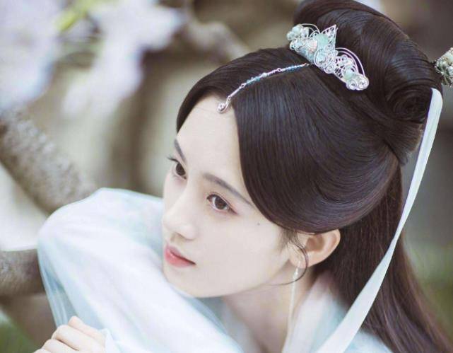演技鞠婧祎陷整容争议？面部极不自然，发际线粉明显，网友直呼认不出