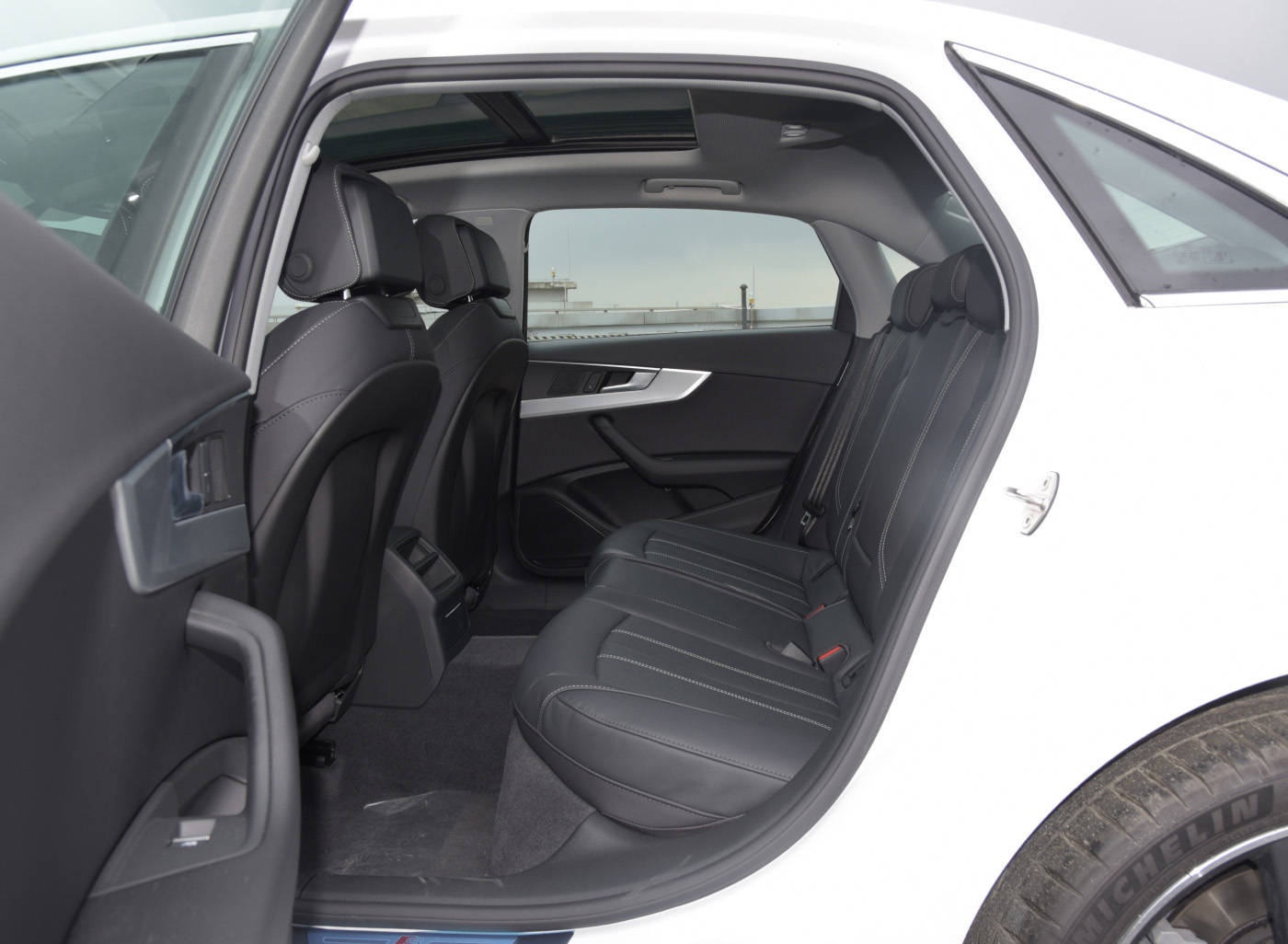 2022款奥迪a4l150马力版本停产在售配置不低值得入手吗