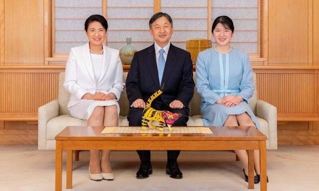 公主 日本德仁天皇一家三口齐亮相！20岁爱子公主变美了，裹白裙气质高贵