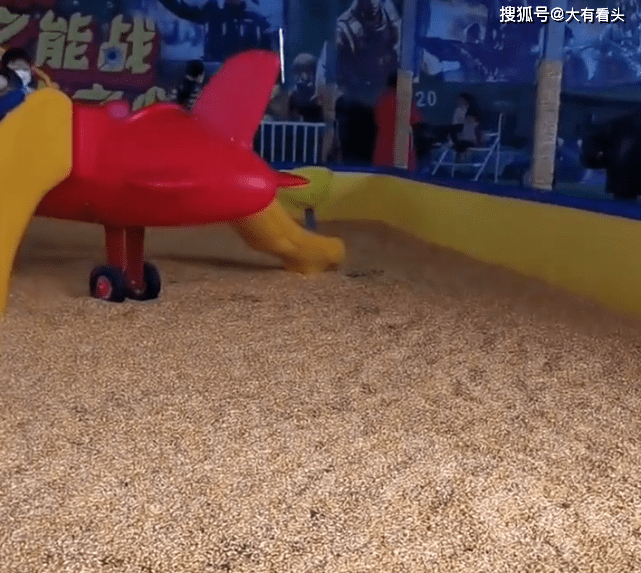 因为|男子发现一亲子乐园拿粮食铺地：缺乏敬畏之心，看着被踩踏心疼