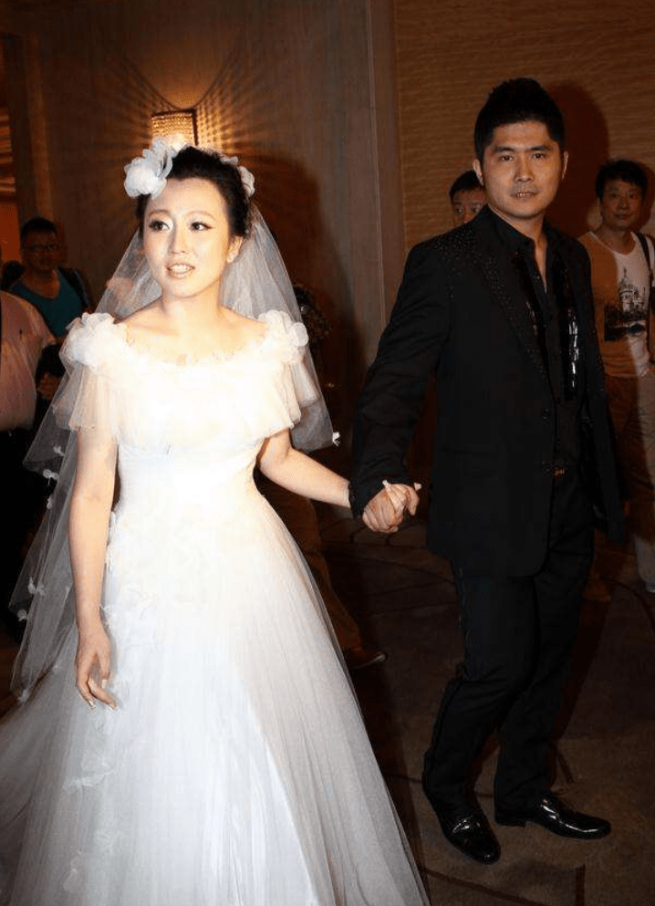 原创潘长江女儿潘阳父亲力捧也不红嫁给10亿富商成豪门阔太