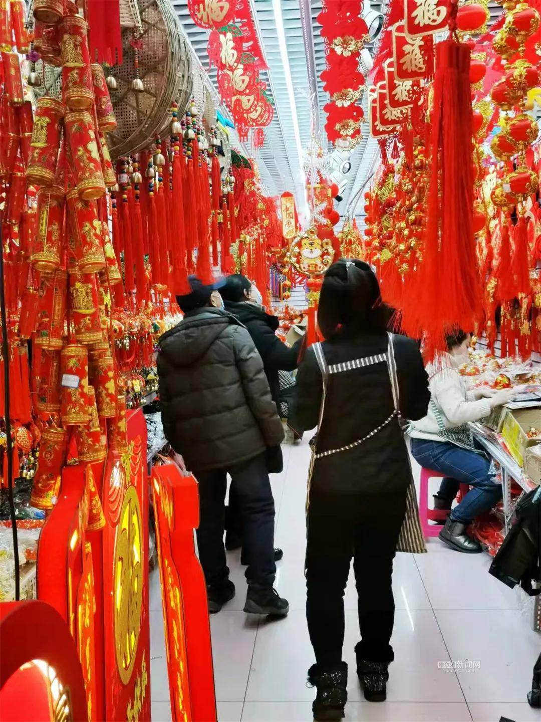 灯笼|大红灯笼 大红春联，春节市场年味十足 人气旺