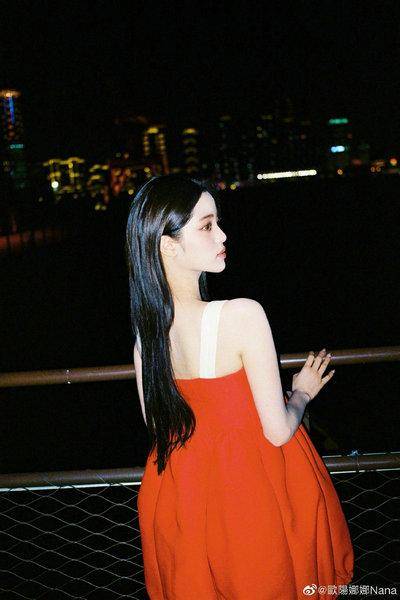diary欧阳娜娜分享日常美照 一袭红裙配黑发美艳动人