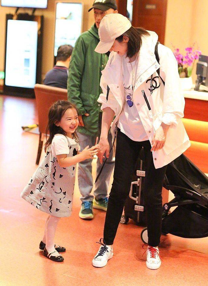 白雪公主董璇的女儿才3岁，就已经出落得这么甜美了？举手投足明星范十足