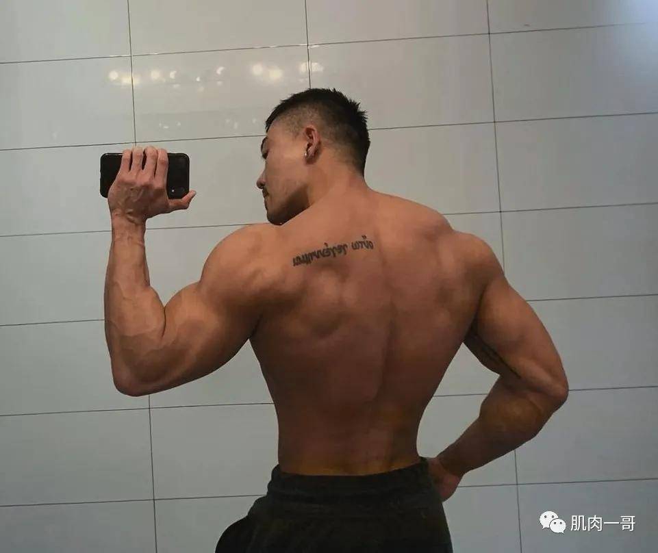 运动|深圳黝黑肌肉男走红网络，网友们又可了