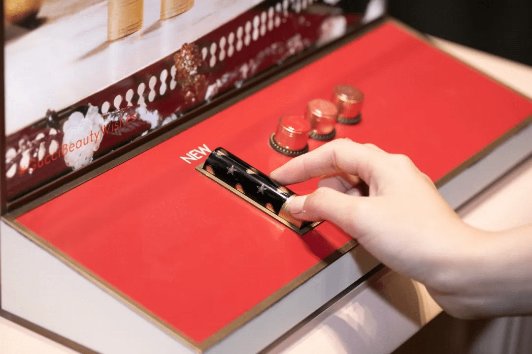 冬日古驰美妆双子星愿店优雅揭幕!演绎复古浪漫美学!