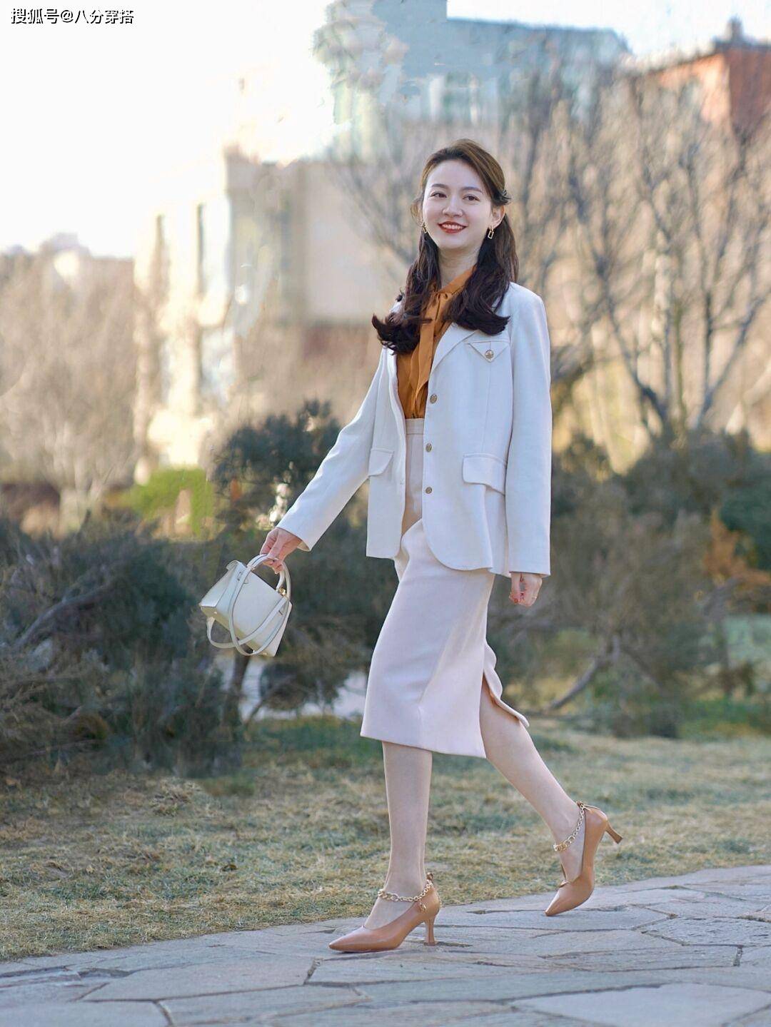 黑色 成熟女性不要乱穿衣,试试这些干练的“西装”搭配,时髦又有气场