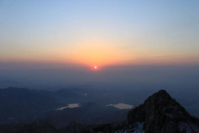 泰山最早叫“大山”，后来随着祭祀的需要和频繁登山崇拜太阳。