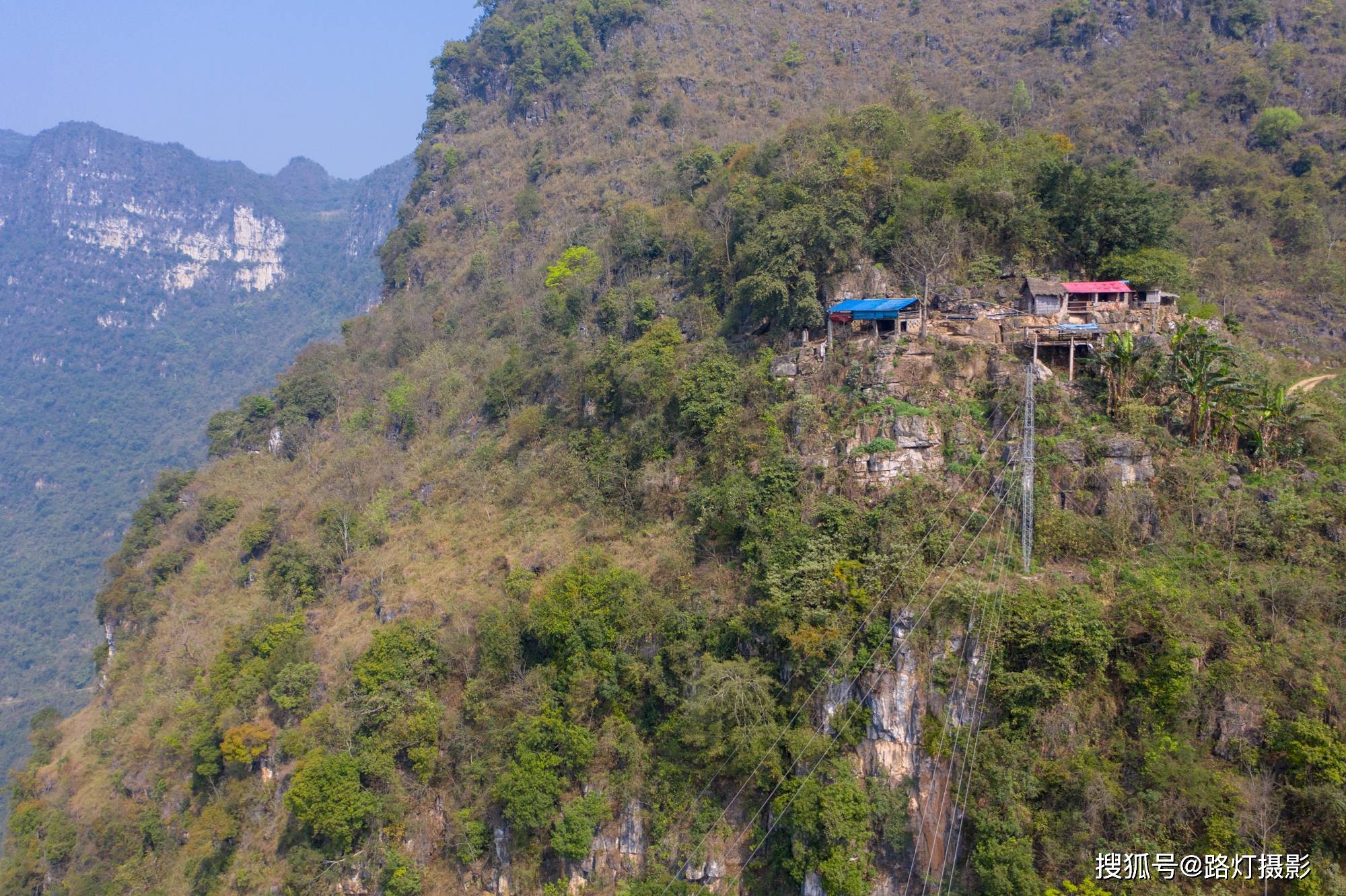 悬崖|贵州80后小伙独居悬崖13年，住石头房靠放羊为生，却年入十几万