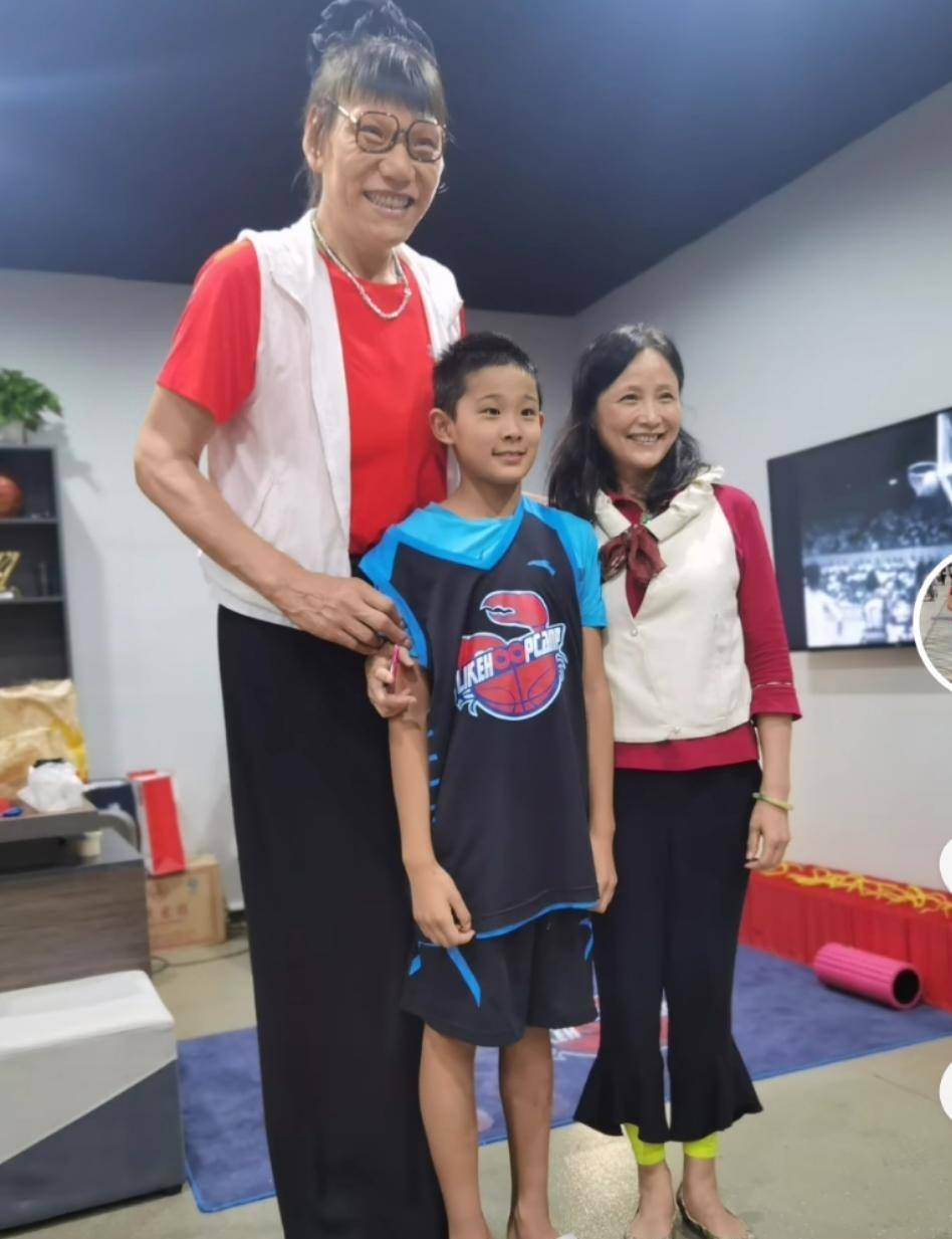 互喂甜品很温馨,与母亲在京生活与杜锋见面少_虎头_联赛_广厦