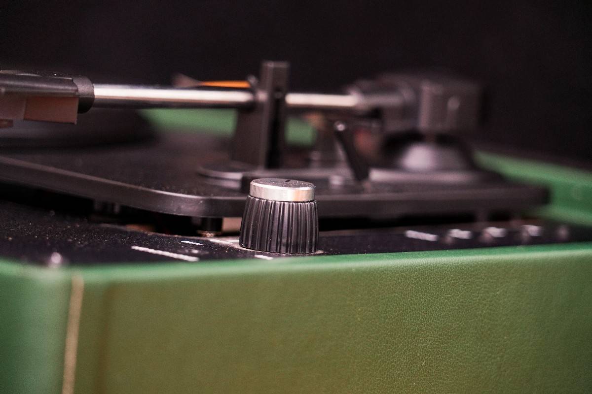 平价的梵珐尼复古蓝牙留声机，自带怀旧手提箱，超高颜值