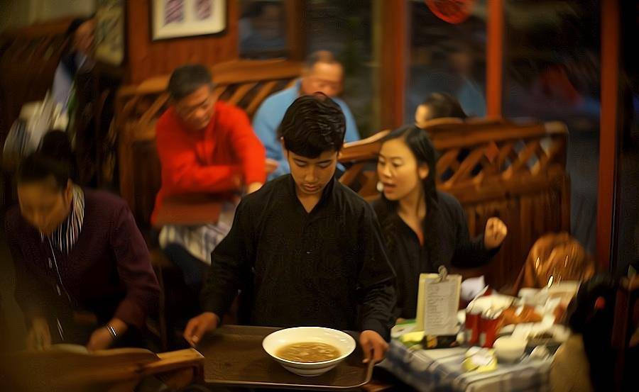 家丁|得寸进尺！河南一早餐店免费送早餐，环卫工却未经允许自己盛饭