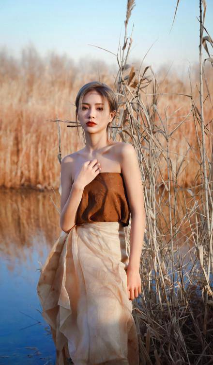 因为皙活：谢可寅冬日芦苇氛围大片太美了！分享她的日常护肤秘籍！