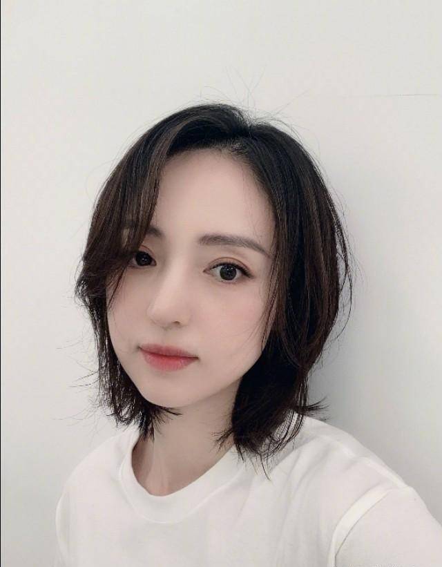 董璇董璇晒女儿雪地撒欢九宫格，小酒窝手拿棒棒糖像极了爸爸高云翔