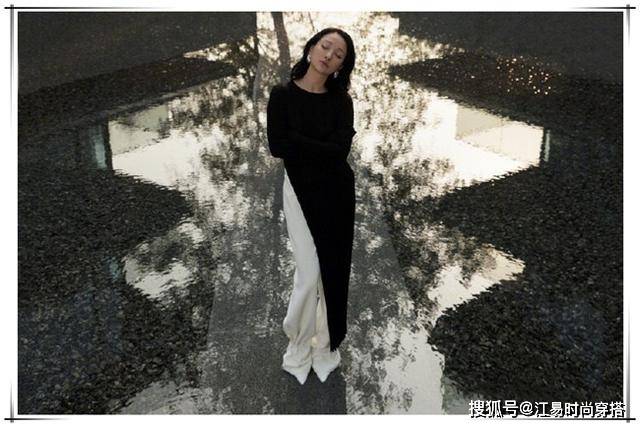 国画 45岁周迅胆子够大，一条紫罗兰色吊带裙，穿出了18岁的线条美！