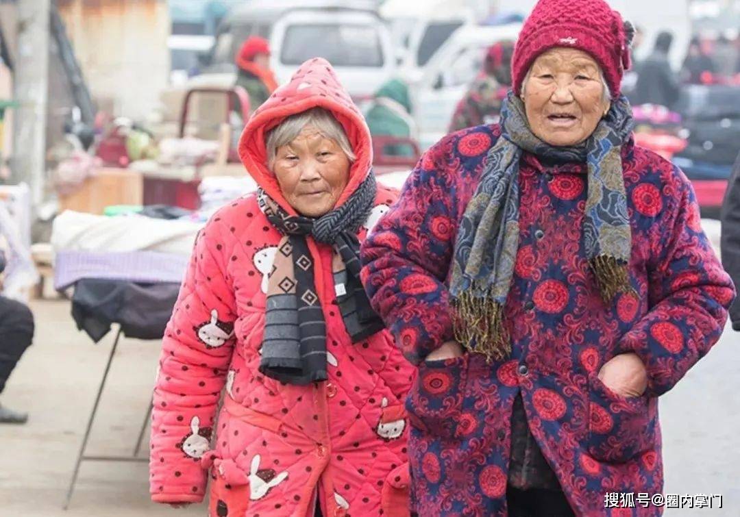 棉裤 夏天袒胸露背都能接受，冬天穿睡衣外出就成了素质低，不文明了？