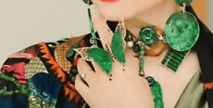 翡翠|《红楼梦》中的她,53岁仍肤白貌美,满身天价翡翠真不凡!