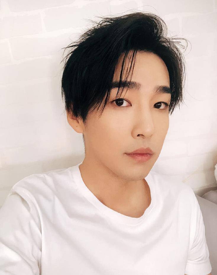 长得像赵又廷,被冯小刚带入行,出道15年不红,34岁快被遗忘_邹廷威