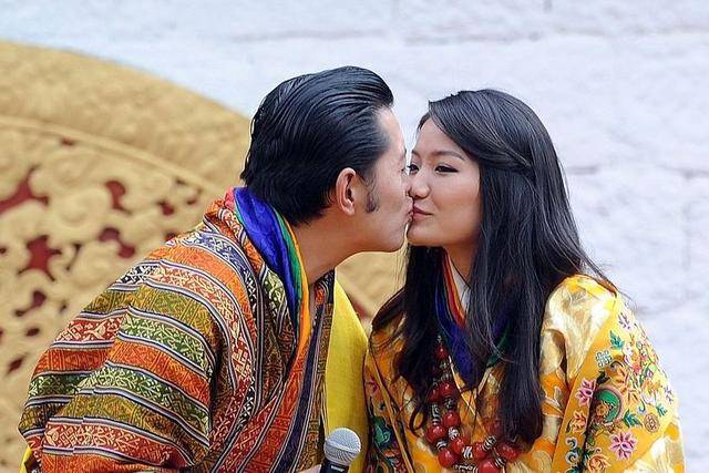 7岁表白王子，21岁当王后，29岁生二胎，不丹最美王后有点东西