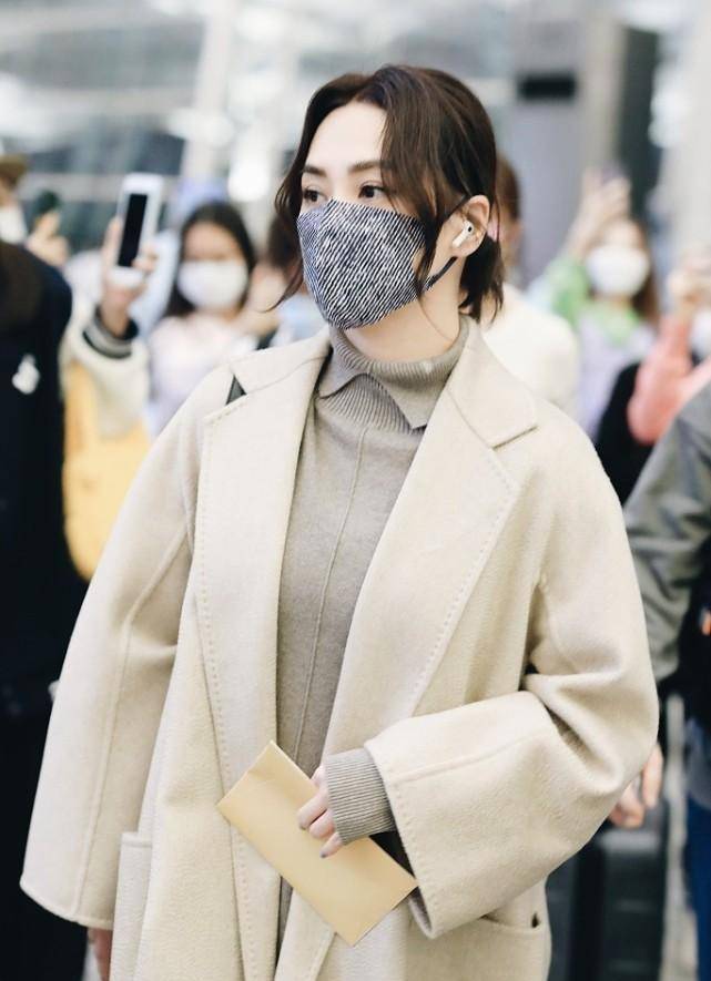 钟欣潼 钟欣潼穿衣有中年感了,廓形大衣配毛衣,颜色挺优雅,但有点显胖