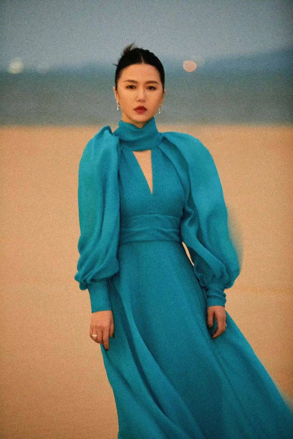 谭维维、杨丞琳的穿搭，让蓝色系色彩更添优雅时尚