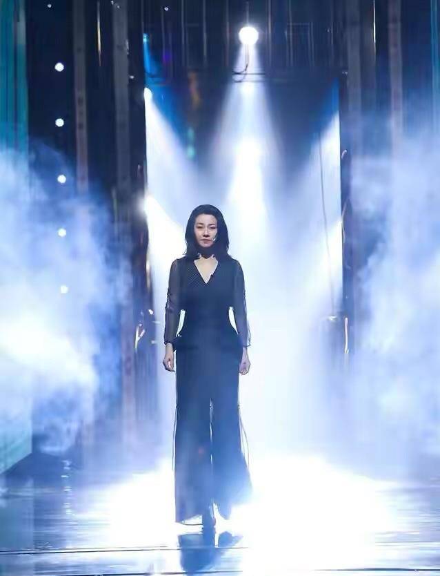 简风 刘琳的极简风穿搭值得中年女性学习，高级感十足还不失优雅气质。