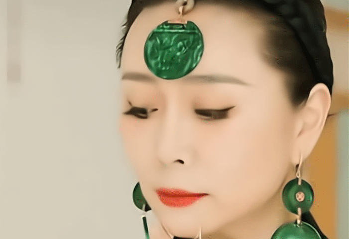 翡翠|《红楼梦》中的她,53岁仍肤白貌美,满身天价翡翠真不凡!