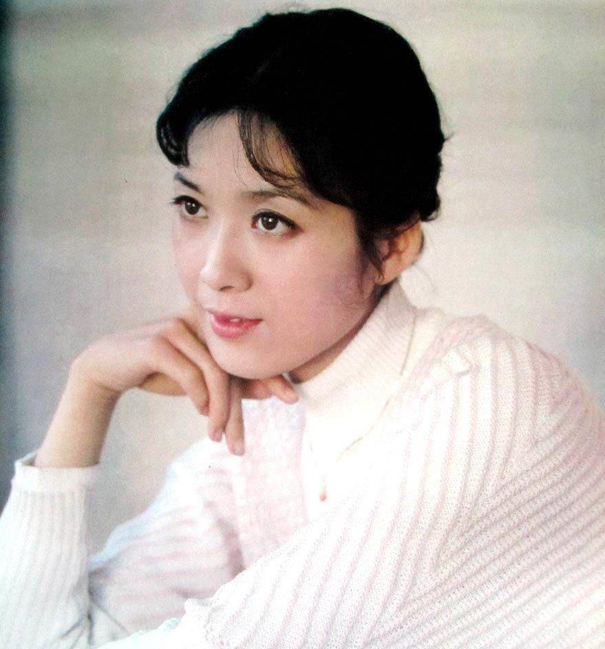 姐妹看了龚雪的淑女造型，突然发现：“再过30年，穿衣也不如她优雅”