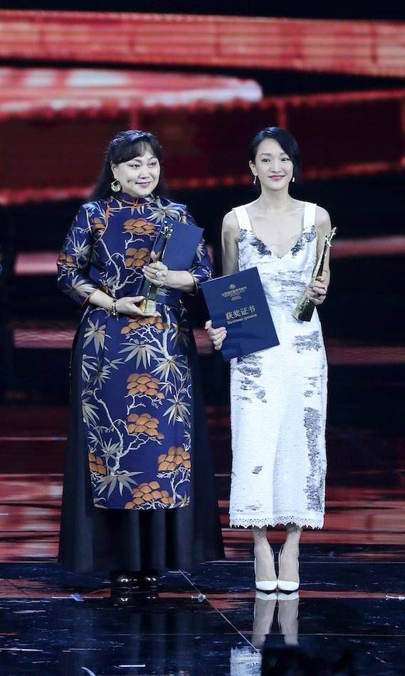 本人周迅再会打扮，也挡不住衰老，同龄人陈坤还年轻帅气！