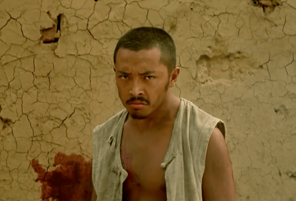 的富大龙,扑哧一下笑了,因为天天下地做农活,身上的肌肉也变得健硕