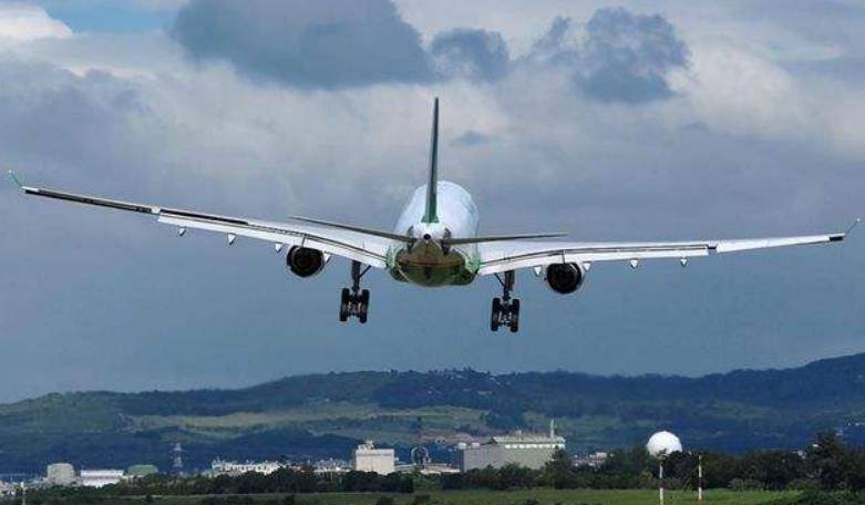 飞机场的飞机有多大 da8a0b2ba0da49009c75370b90ef9218.jpeg