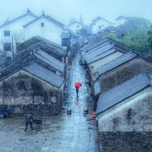 南京有一老街，三面环水，南接荆楚北通南陵，至今古韵犹存