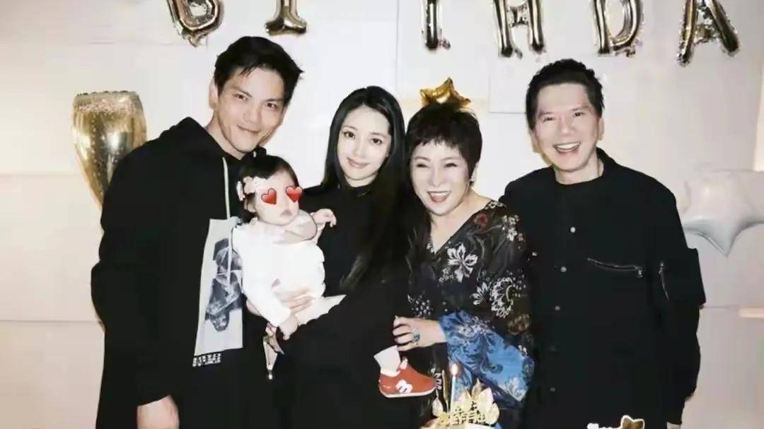 黑色 郭碧婷二胎实锤！模样变丑孕相明显，女儿太白胖越来越像奶奶