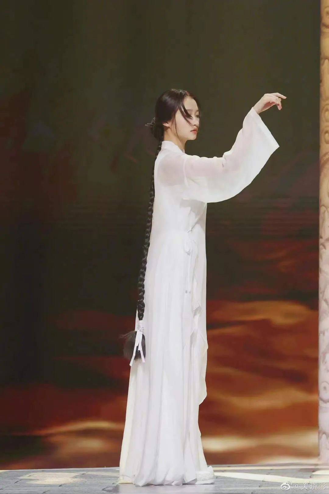 永久颜值忽高忽低的女星，鞠婧祎去掉半永久妆容，杨幂过度调整后遗症